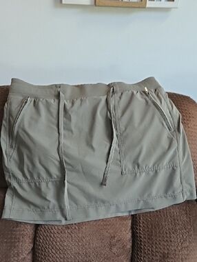 Athleta Chelsea Cargo Skort in Olive